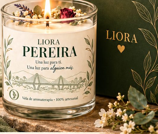 Vela Liora Luz Pereira junto a su caja verde