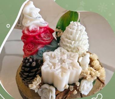 Centro de mesa navideño con piña y copo de nieve